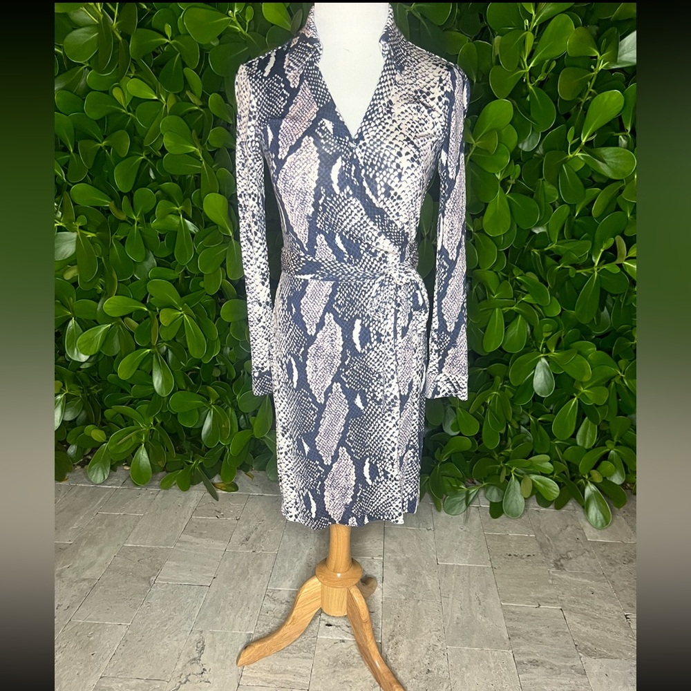 DVF Snakeskin Print Jeanne Wrap Dress 100% silk Size 4